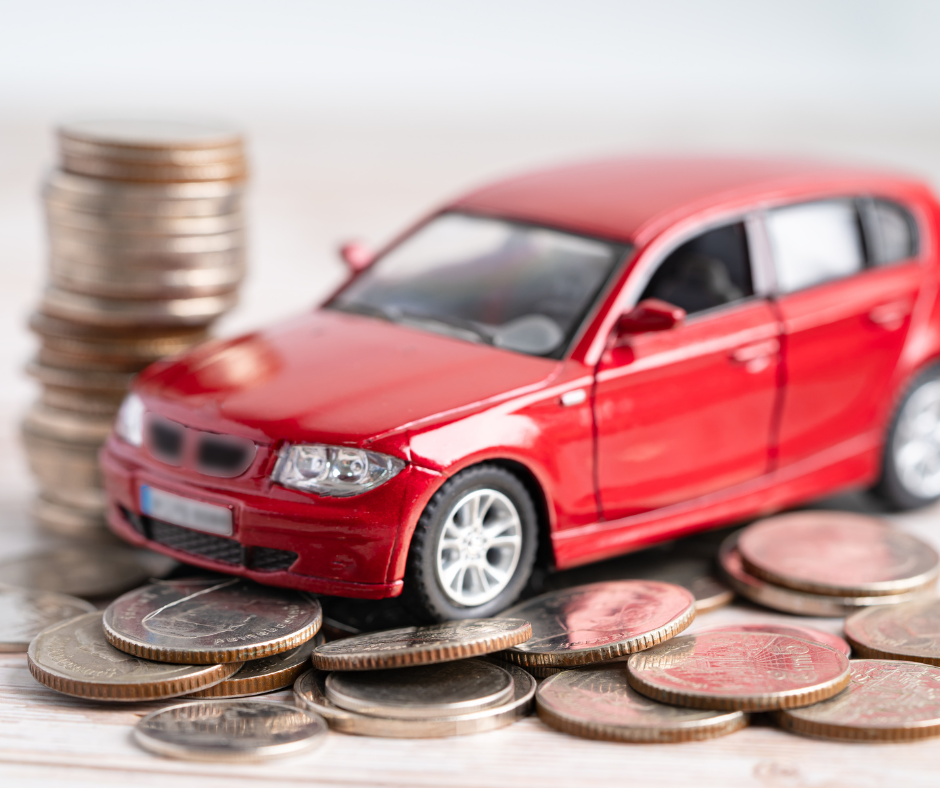 Ahorro con seguro vehicular en Ecuador: auto sobre monedas representa beneficios económicos y coberturas que cuidan tu bolsillo